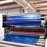 Industrieller Laminator TX von Walco - Auftragen von blauem Schutzfilm auf großen Flächen.