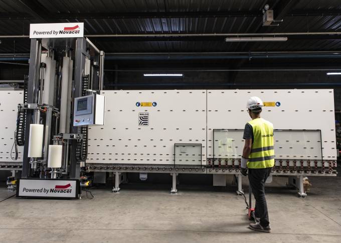 Laminatrice verticale industriale VX2 di Walco - vista laterale della stazione di lavorazione e area di sicurezza